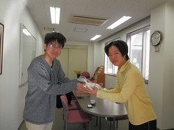 九州電気保安協会の松田様よりお餅の寄贈